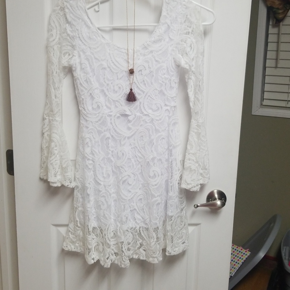 Beautiful lace white dress with brand new necklace